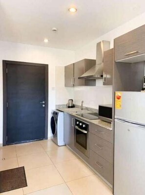 冷蔵庫、電子レンジ、オーブン、コンロ