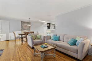 Smart TV, fireplace - Beach Cottage a few homes from the Beach (Carlsbad)