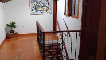 Habitación cuádruple básica | Ropa de cama de alta calidad, wifi gratis y ropa de cama