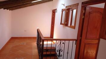 Habitación cuádruple básica | Ropa de cama de alta calidad, wifi gratis, ropa de cama