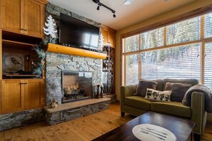 Living area - The Aspens 5 Ski-In Ski-Out Chalet (Beaverdell)
