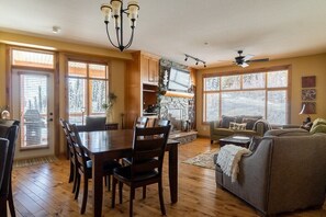 Living area - The Aspens 5 Ski-In Ski-Out Chalet (Beaverdell)