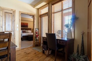 3 bedrooms, WiFi, bed sheets - The Aspens 5 Ski-In Ski-Out Chalet (Beaverdell)