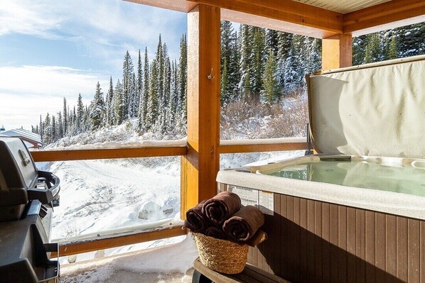 Outdoor spa tub - The Aspens 5 Ski-In Ski-Out Chalet (Beaverdell)