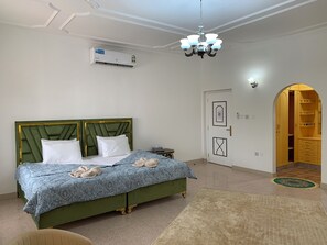 1 habitación, tabla de planchar con plancha, wifi gratis y ropa de cama 