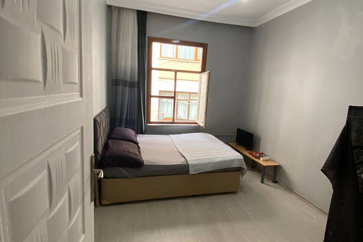 Comfort Room | Desk