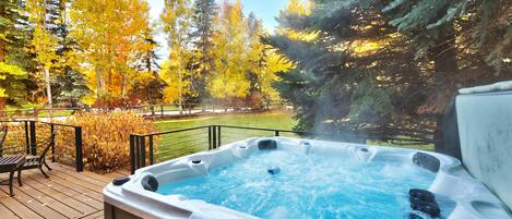 Tina de hidromasaje al aire libre