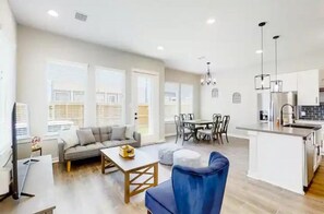 Living area - Urban Haven Downtown Houston Gem (Houston)