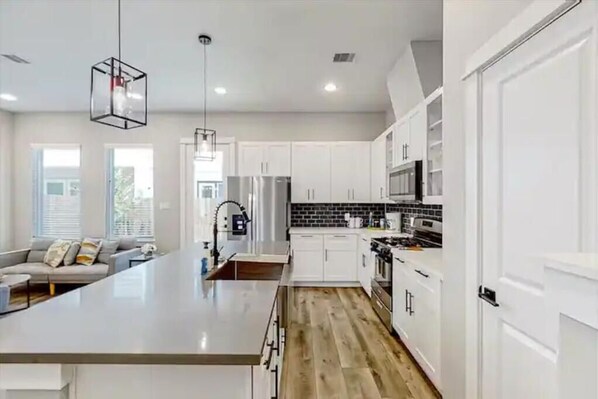 Dishwasher - Chic Houston Hideaway: Your Urban Retreat (Houston)