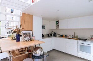 Wasserkocher mit Kaffee-/Teezubehör, Kühlschrank, Mikrowelle, Ofen