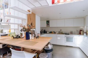Wasserkocher mit Kaffee-/Teezubehör, Kühlschrank, Mikrowelle, Ofen