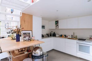 Fridge, microwave, oven, stovetop - Sunny Parisian Flat by Canal Saint-Martin (Paris)