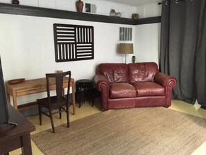 Smart TV, DVD player, books - Spacious 1906 Victorian in-law apartment (Alameda)