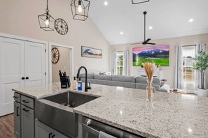 Interior - Pigeon Forge - Smoky Mountains - Hot Tub - Fire Pit - Sevierville (Sevierville)