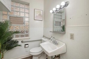 Hiustenkuivaaja, pyyhkeet, saippua, sampoo