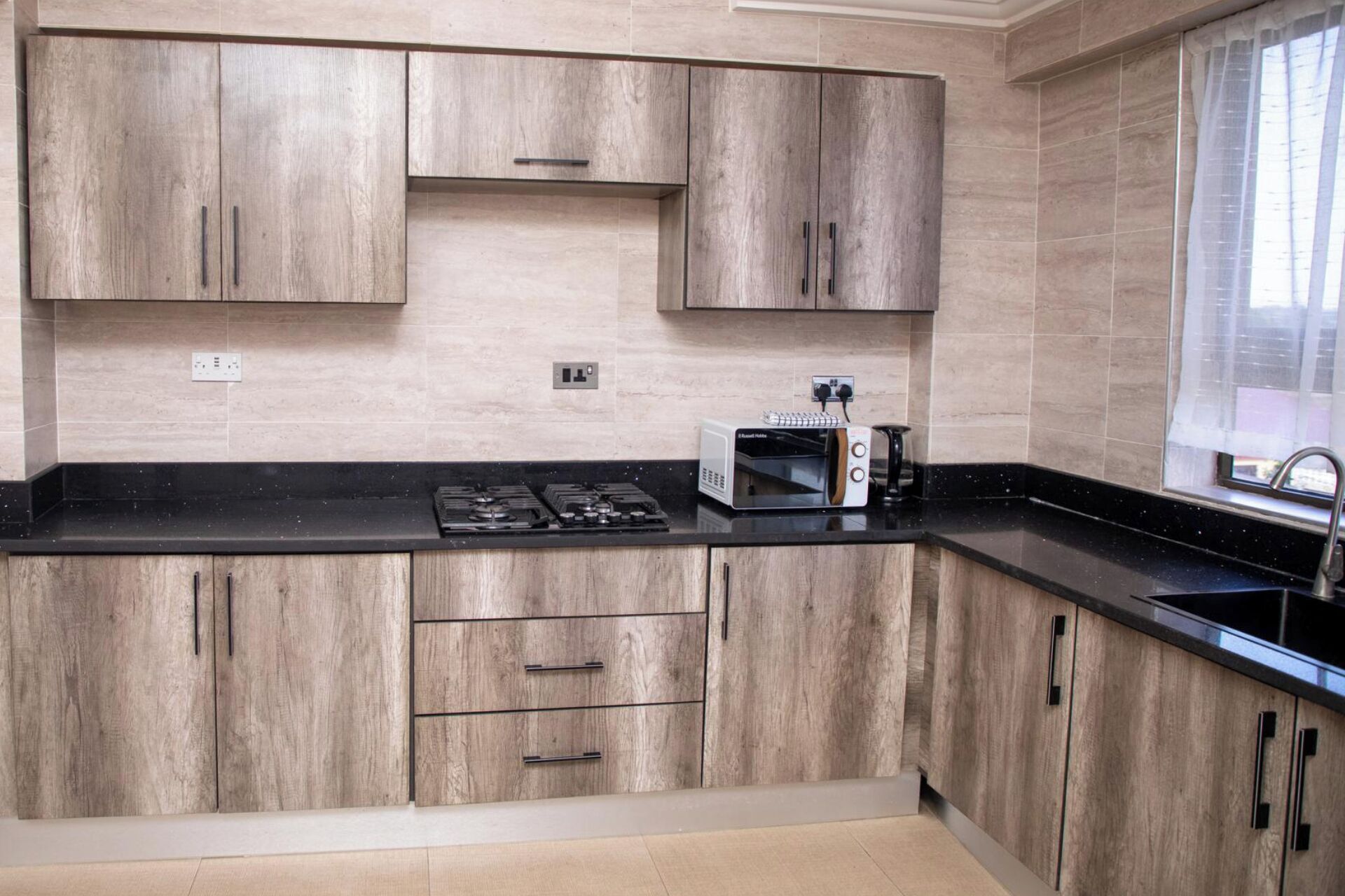 Frigorífico, microondas, placa de cocina y hervidor eléctrico