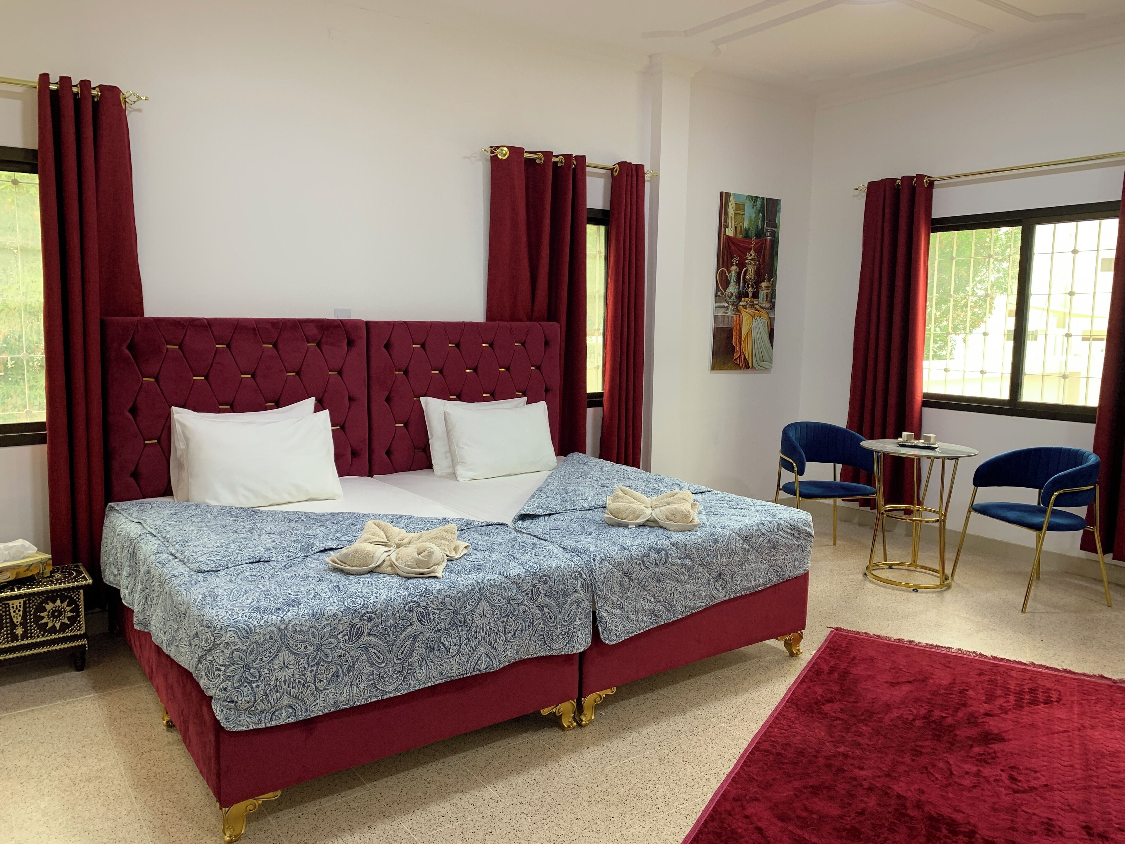 1 quarto, ferros/tábuas de passar roupa, berço de viagem