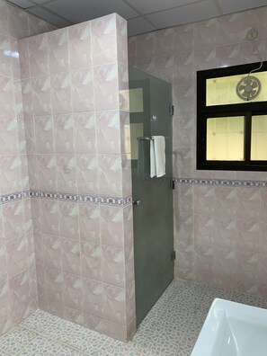 Shower, eco-friendly toiletries, hair dryer, towels - Arabian Night Nook - Red Jewel (Muscat)