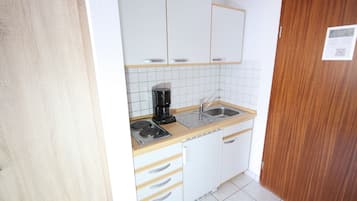 Großer Kühlschrank, Mikrowelle, Herdplatte, Wasserkocher