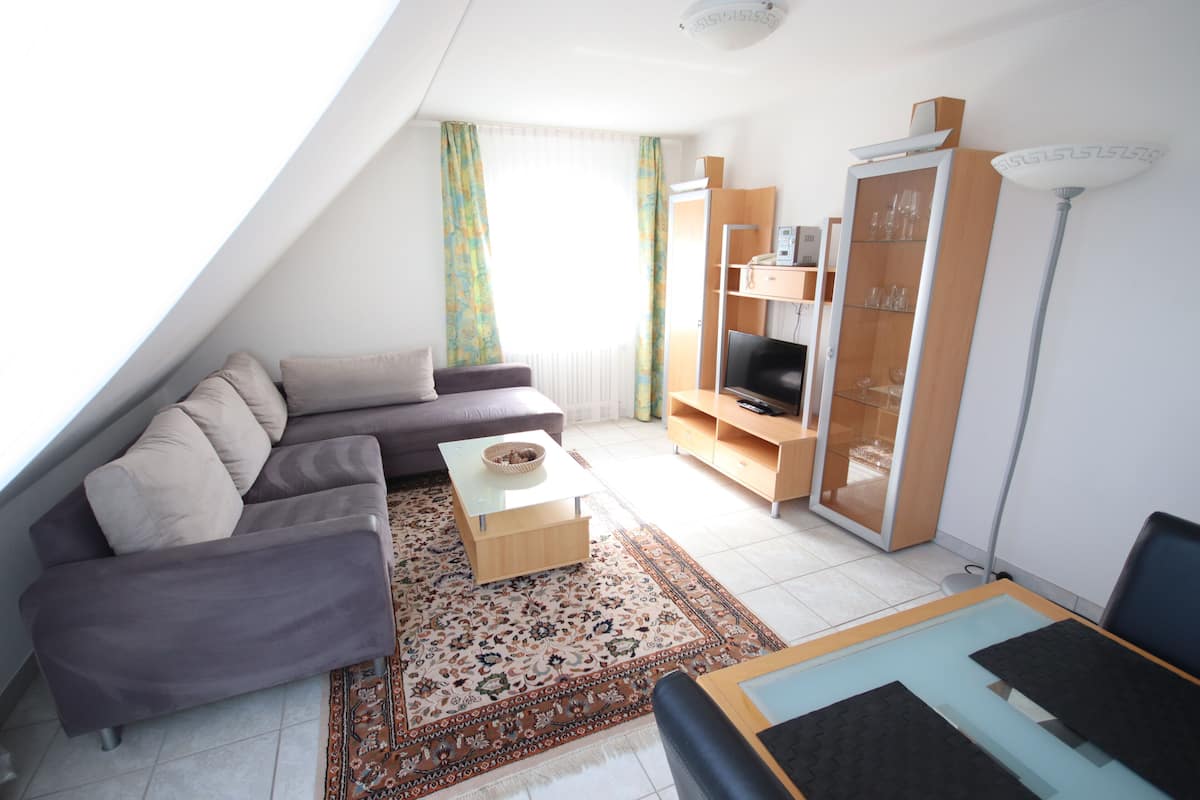 Apartamento superior | Zona de estar | Televisión de pantalla plana de 32 pulgadas con canales por cable