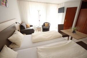 Ropa de cama hipoalergénica y caja de seguridad en la habitación 