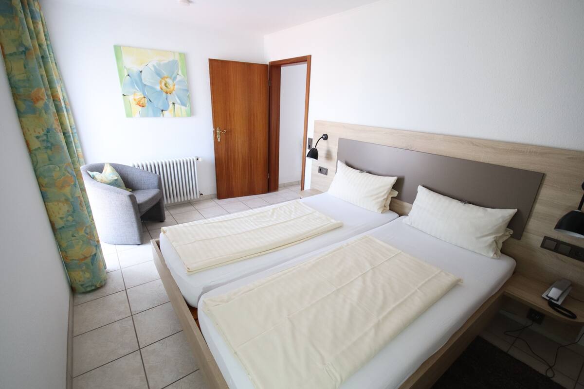 Ropa de cama hipoalergénica, caja fuerte, escritorio