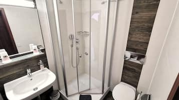 Superior Apartment | Bathroom | Shower, hair dryer, towels