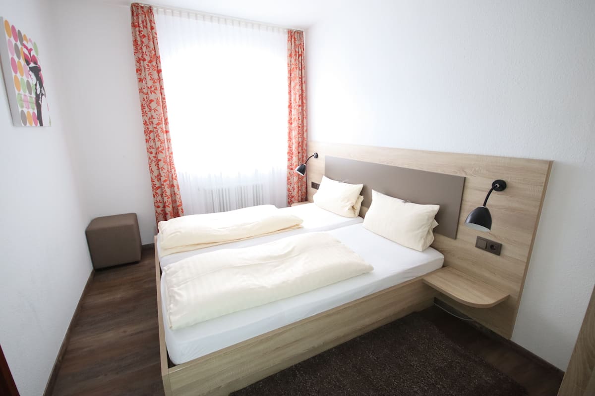 Ropa de cama hipoalergénica, caja fuerte, escritorio