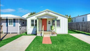 A single-story house with a front porch, a red door, and a mailbox. - Rock the Boat by Avantstay 5 Blocks to Beach (Port Aransas)