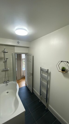 Apartment, 1 Queen-Bett | Badezimmer | Duschwanne, Komfortbadewanne, Haartrockner, Handtücher