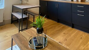 Apartment, 1 Queen Bed | Private kitchen | Fridge, microwave, oven, stovetop - Beautiful 1-bed Apartment in Cardiff (Cardiff)