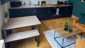 Fridge, microwave, oven, stovetop - Beautiful 1-bed Apartment in Cardiff (Cardiff)