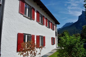 Exterior - Ferienwohnung Wiesengrün. Sonniges Apartment mit Balkonblick auf den Wetterstein (Mittenwald)