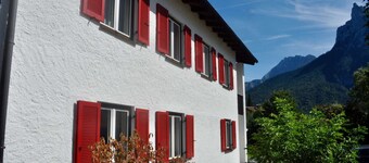 Ferienwohnung Wiesengrün. Sonniges Apartment mit Balkonblick auf den Wetterstein