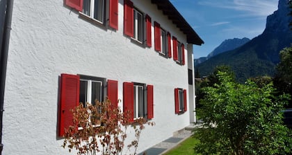 Ferienwohnung Wiesengrün. Sonniges Apartment mit Balkonblick auf den Wetterstein