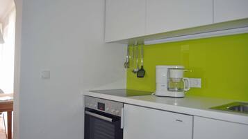 KĂŒhlschrank, Ofen, Herdplatte, Wasserkocher mit Kaffee-/Teezubehör