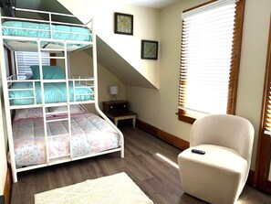 3 bedrooms, WiFi, bed sheets - Perfect Getaway-Sandusky & close to Cedar Point! (Sandusky)