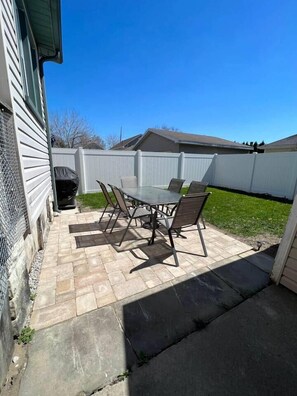 Outdoor dining - Perfect Getaway-Sandusky & close to Cedar Point! (Sandusky)