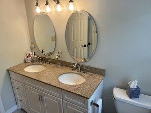 Shower, hair dryer, towels, soap - 4BR/2.5BA Refuge Near University, Downtown & Beach (Fairfield)