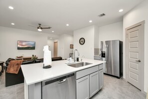 Kylskåp, mikrovågsugn, ugn och spishäll