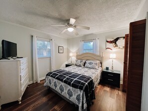 2 bedrooms, iron/ironing board, WiFi, bed sheets - Serenity House Quite tree lined street. 10 miles from the airport. Pet friendly  (Mount Holly)