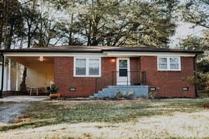 Exterior - Serenity House Quite tree lined street. 10 miles from the airport. Pet friendly  (Mount Holly)