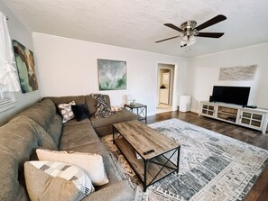 Living area - Serenity House Quite tree lined street. 10 miles from the airport. Pet friendly  (Mount Holly)