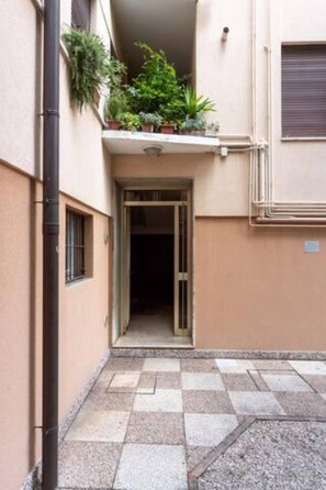 Property entrance - Monti Guesthouse (Mestre)