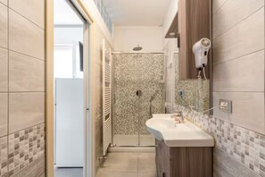 Suite – comfort | Bad | Dusj, regndusjhode, toalettartikler (inkludert) og hårføner