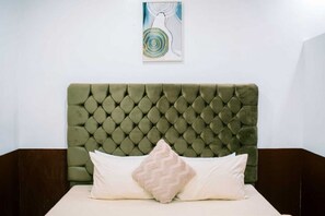 1 habitación, tabla de planchar con plancha y ropa de cama 