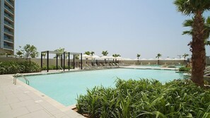 Outdoor pool - Damac Maison Aykon City Dubai (Dubai)