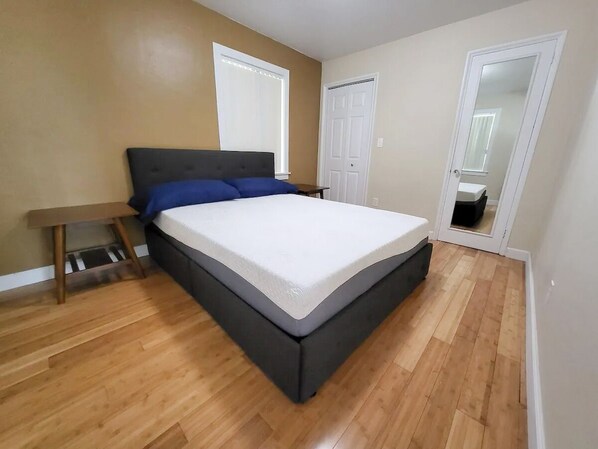 Room - Central Oasis -Guest House with Pool! (Miami)