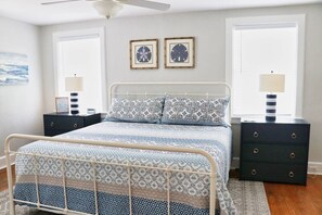 Desk, iron/ironing board, travel cot, WiFi - Sol Mate: Sunset Cape Charles Shore Retreat (Cape Charles)