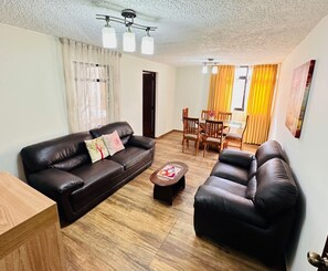 Leilighet – comfort | Skrivebord, skrivebord for bærbar PC, wi-fi (inkludert) og sengetøy